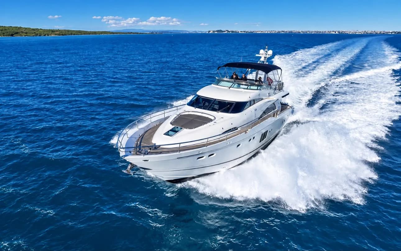 Fairline Squadron 78 under way at speed