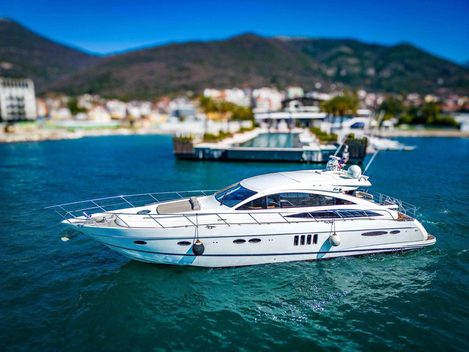 Princess V65 - photograph 1