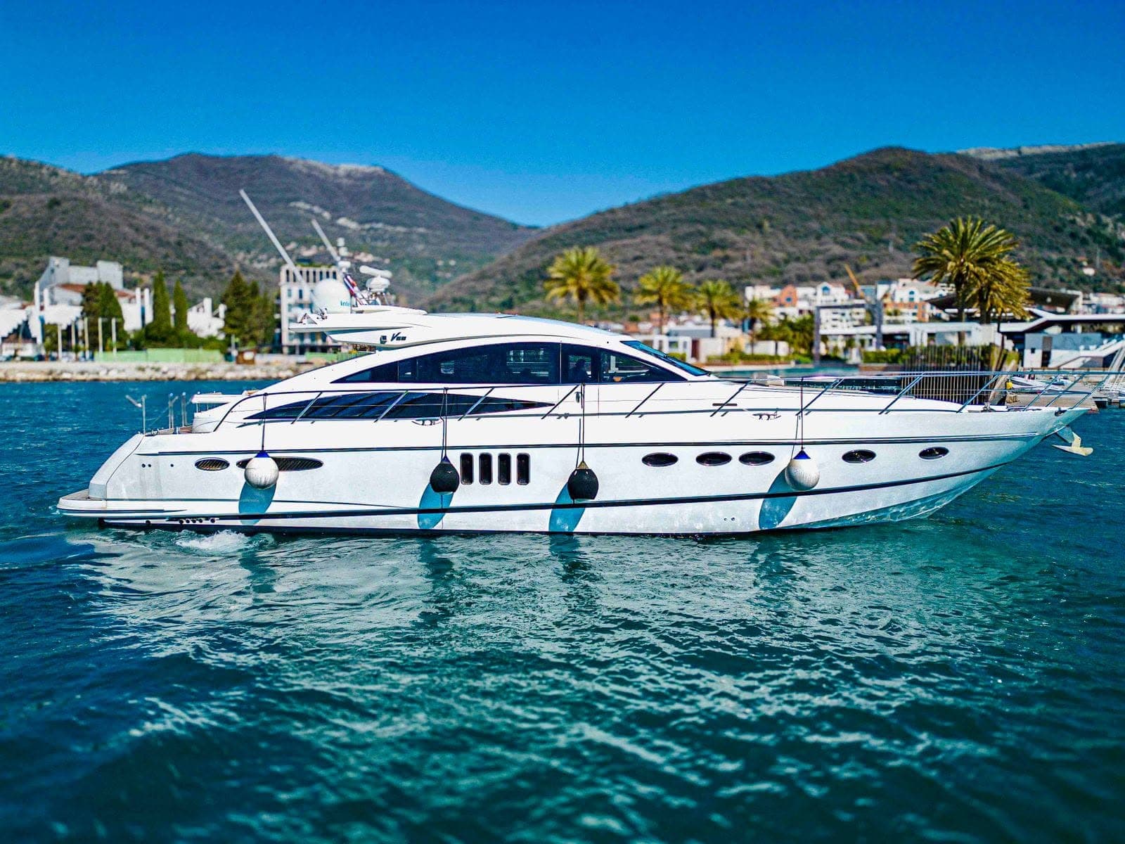 Princess V65 - photograph 1