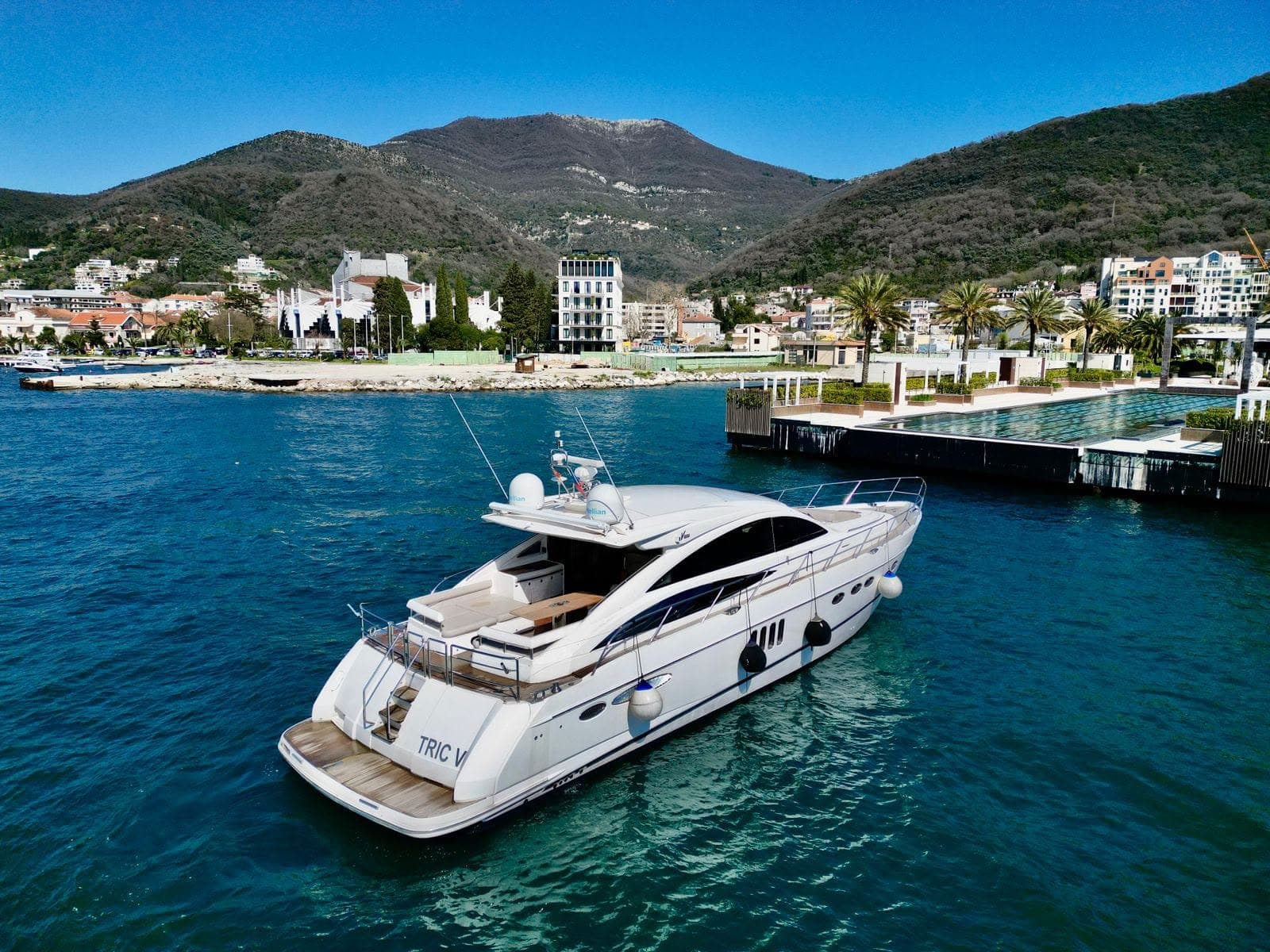Princess V65 - photograph 3